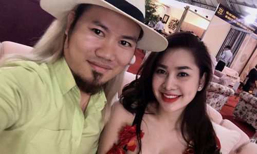 Phan ung la cua vo Vuong Rau khi chong chup anh voi hot girl-Hinh-2